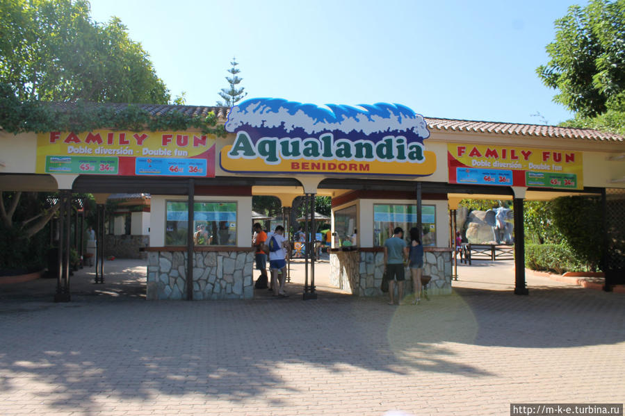 Водные развлечения в аквапарке Акваландия Бенидорм, Испания