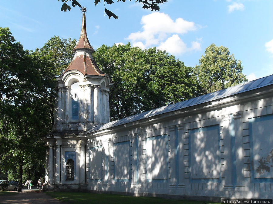 Угловые башни Смольного монастыря Санкт-Петербург, Россия