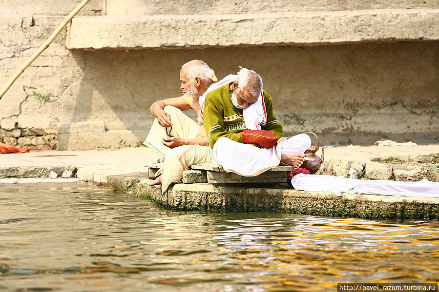 Они моются в священной реке Варанаси, Индия