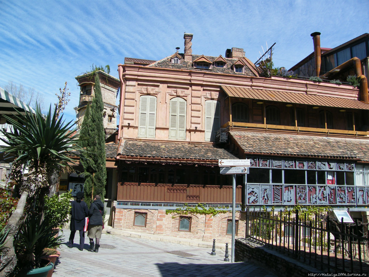 Здание театра марионеток со стороны церкви Анчисхати, самая старая из сохранившихся церквей в Тбилиси. Шестой век, однако! Тбилиси, Грузия