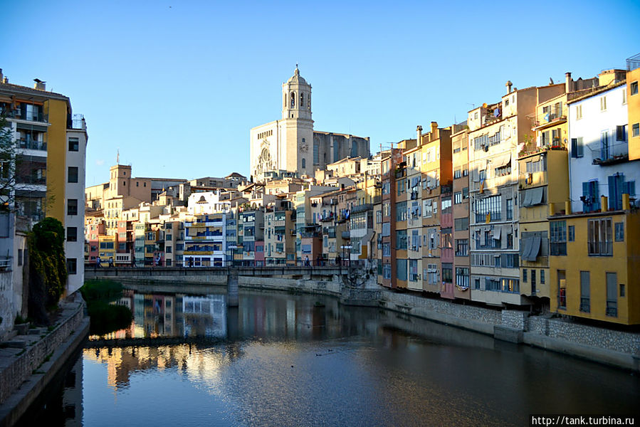Жирона, запомнилась тихой и малолюдной, городом сумевшим сохранить дух прошлого, где новый город аккуратно обнимает старый, а электромобиль может ехать по тем же улицам, где сотни лет назад был слышан, стук лошадиных подков.