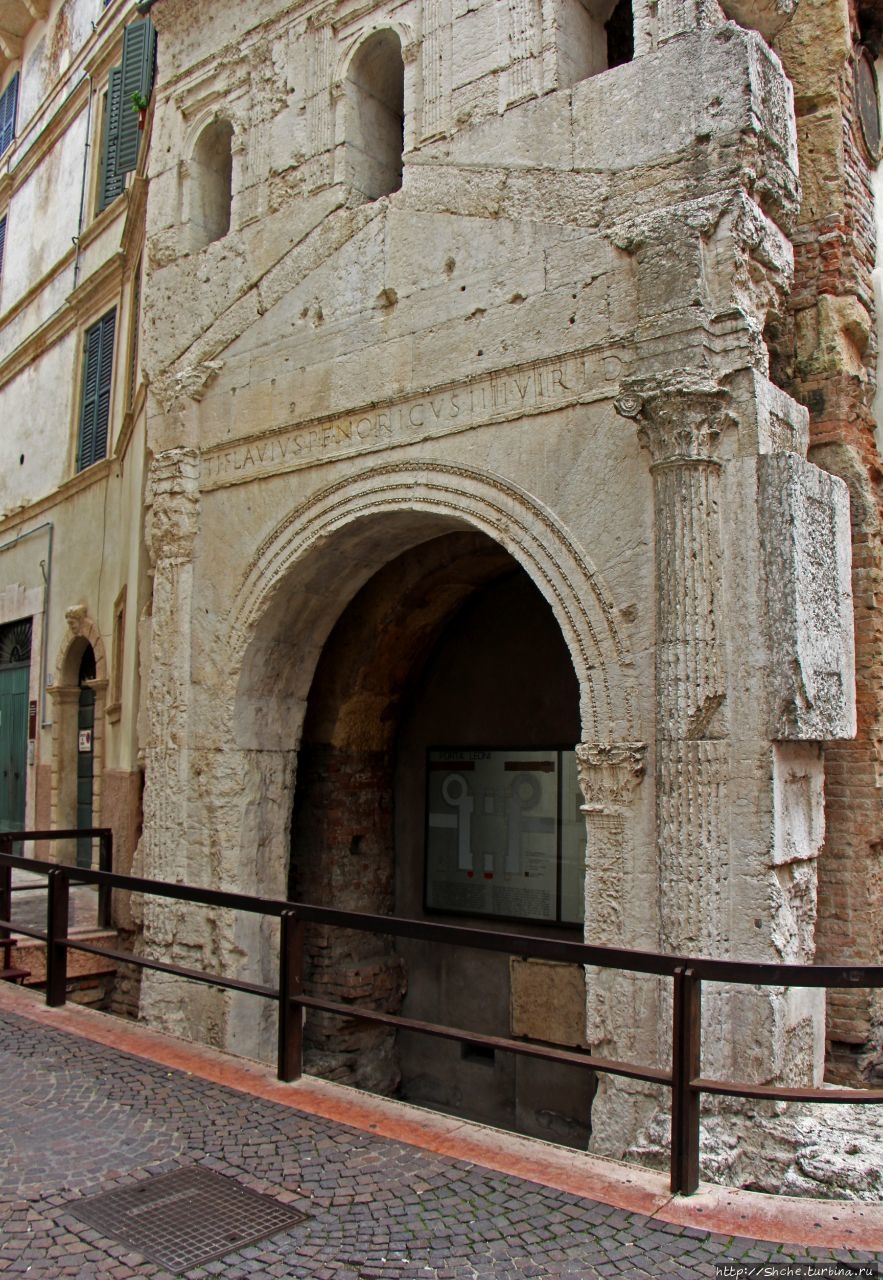 Ворота Порта-Леони Верона, Италия