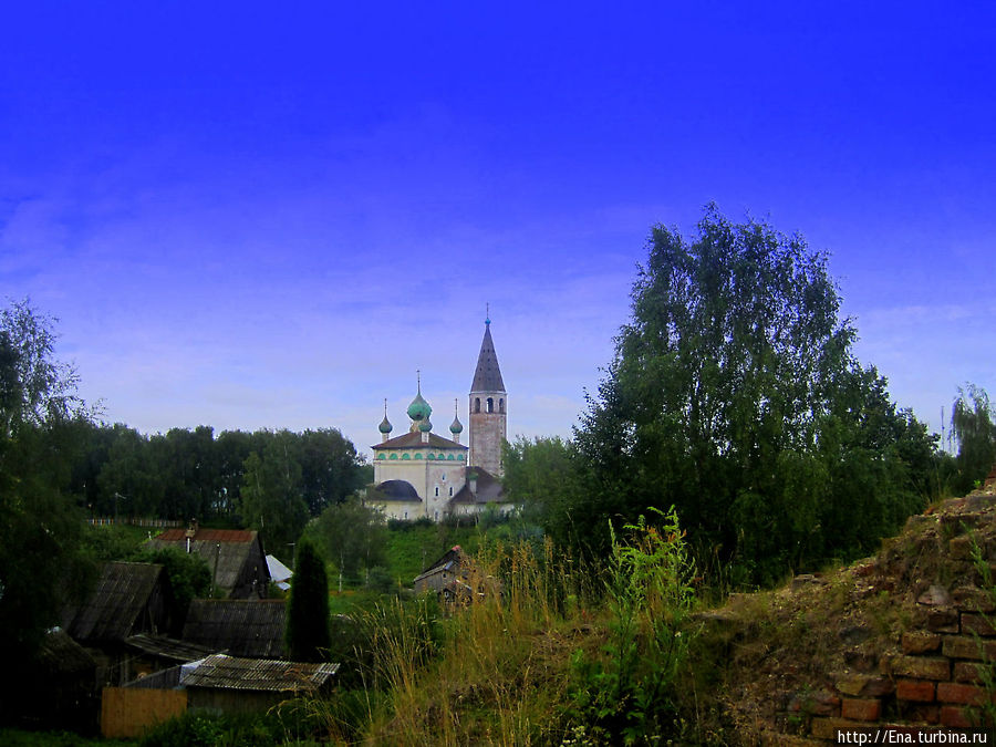 На крыше церкви Успения Богородицы. Вид на Вятское Вятское, Россия