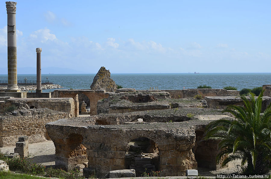 Время рушит гранитные замки и заносит песком города Тунис, Тунис
