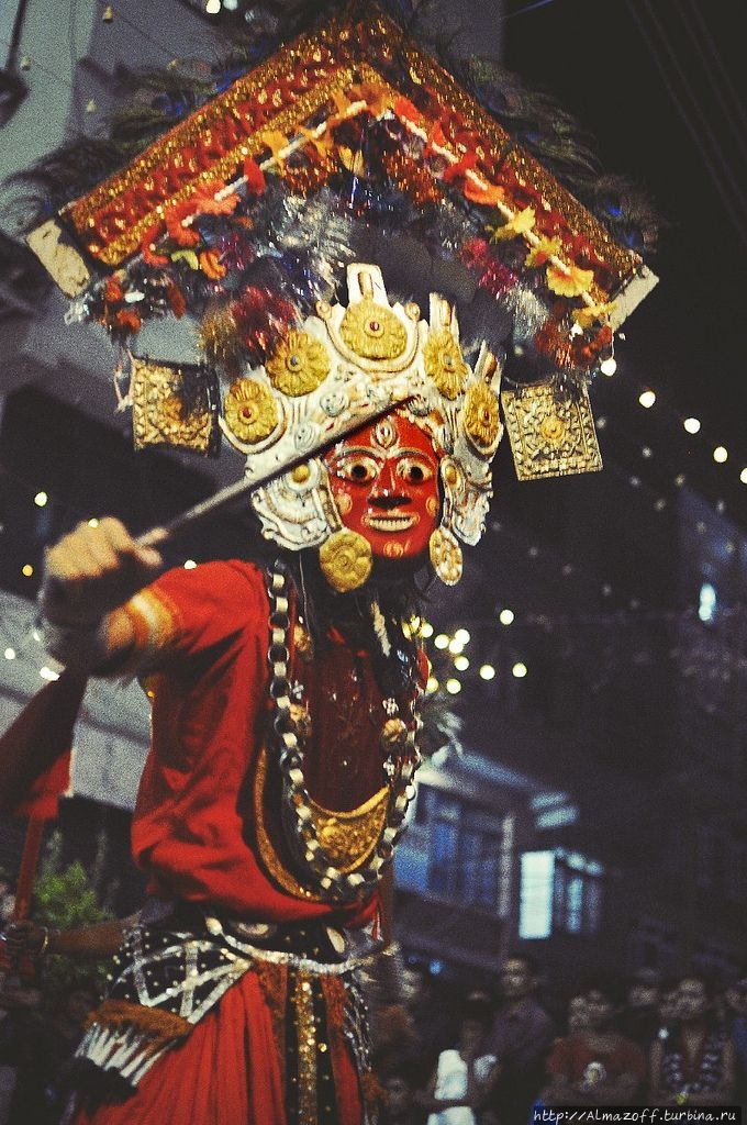 Традиционные неварские танцы в масках Богини Аджимы