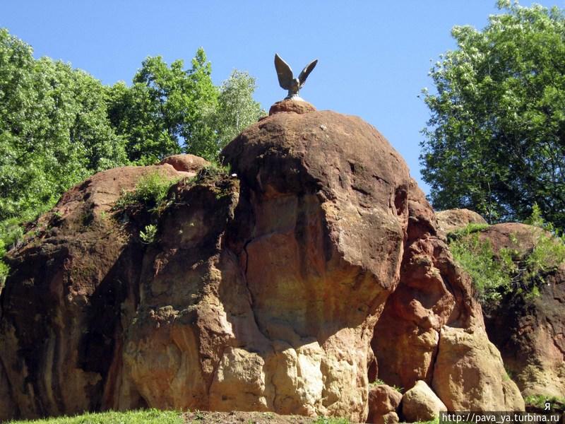 Красные камни. Орел. Внизу — барельеф В.И. Ленина Кисловодск, Россия