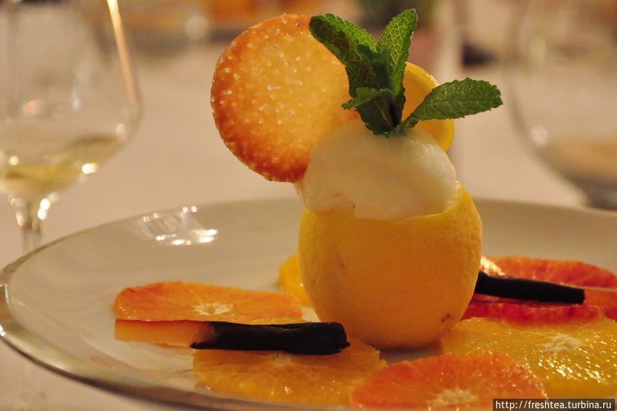 Еще один десерт из поданных на ужин в отеле Trois couronnes: освежающий цитрусовый! С ароматом знаменитых лимонов с Французской Ривьеры (из Ментона, конечно!). Веве, Швейцария