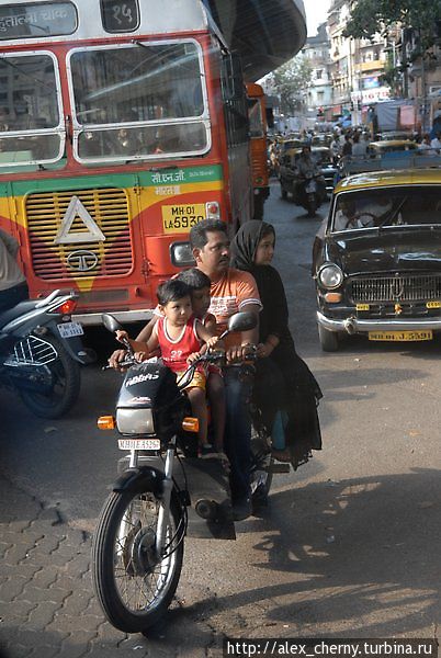 возят семью...сам глава, жена, и два мальчика. Мумбаи, Индия