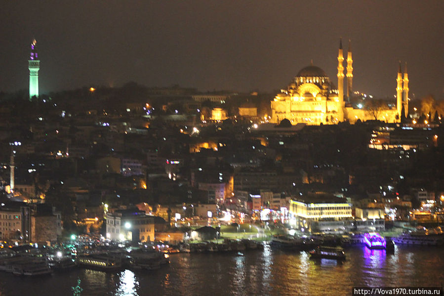 Вид на башню Биязет и мечеть Сулеймание вечером. Стамбул, Турция