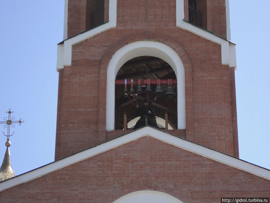 Колокольня, виден звонарь, который очень хорошо исполняет звон(мелодию) в процессе обряда крещения. Усть-Каменогорск, Казахстан