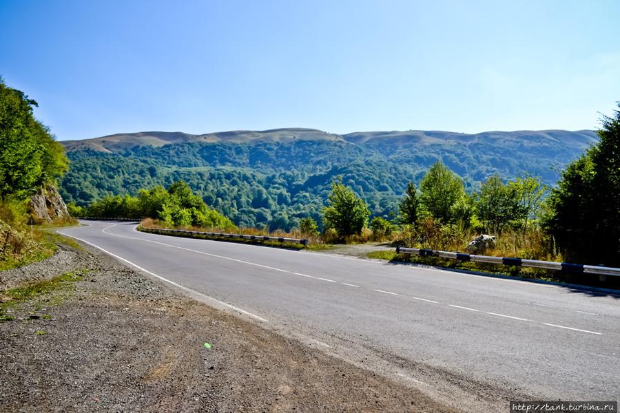 Въезжать в Армению, решено было через КПП Садахло – Баграташен, на пересечение обоих границ ушло не более получаса, это притом, что на армянской стороне пришлось делать страховку и платить за ввоз автомобиля. (Для справки за страховку и ввоз заплатил в районе 2000 рублей)
Перед поездкой, пугали коррумпированностью местных гаишников, могу заявить, что за все — то время, что колесили по земле армянской, ни разу не были остановлены, хотя работников дорожной инспекции действительно много. Патрулируют дороги и наказывают исключительно нарушителей, дорожного спокойствия. Севан, Армения