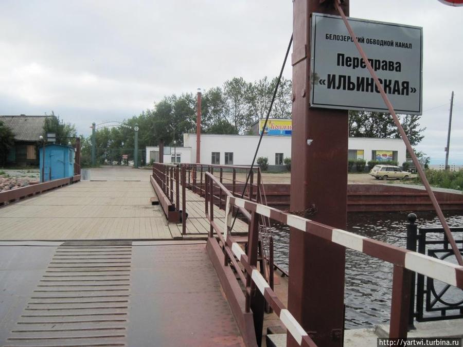 Ильинская переправа, правее находится берег озера с городским пляжем. Белозерск, Россия