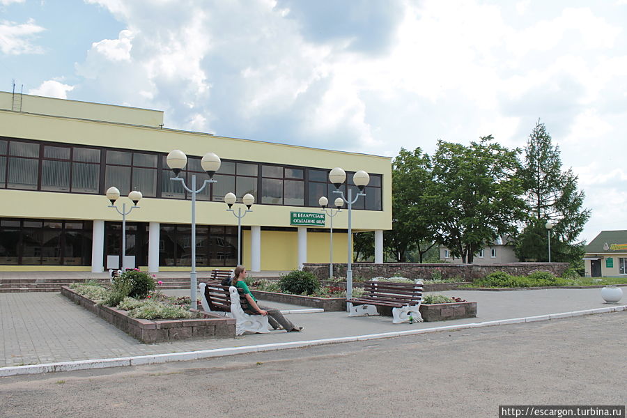 Впрочем, никому до политики особо нет дела, когда ты просто жарит солнце и хочется просто сидеть, сидеть и сидеть без дела..