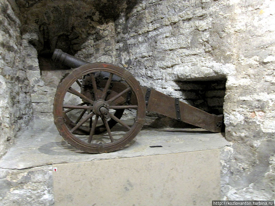 Вот с таких пушек стреляли из бойниц башни.