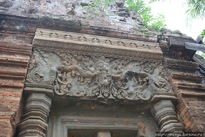 Храм Лолей. Рельеф перемычки. Фото из интернета Ангкор (столица государства кхмеров), Камбоджа