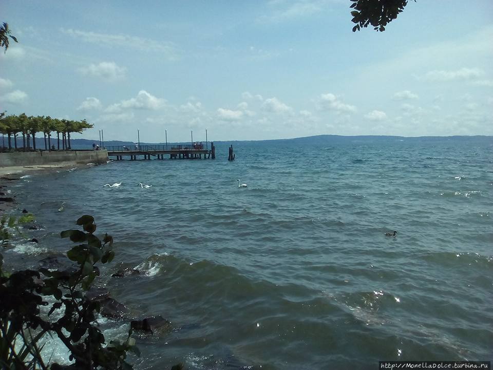 Кастэлло на озере Браччиано Озеро Брачиано, Италия