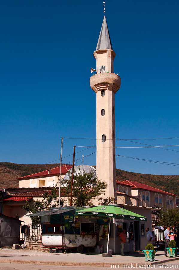 Часто встречаются возвышающиеся к небу минареты мечетей. На данный момент, около 60% населения Албании – мусульмане. Тирана, Албания
