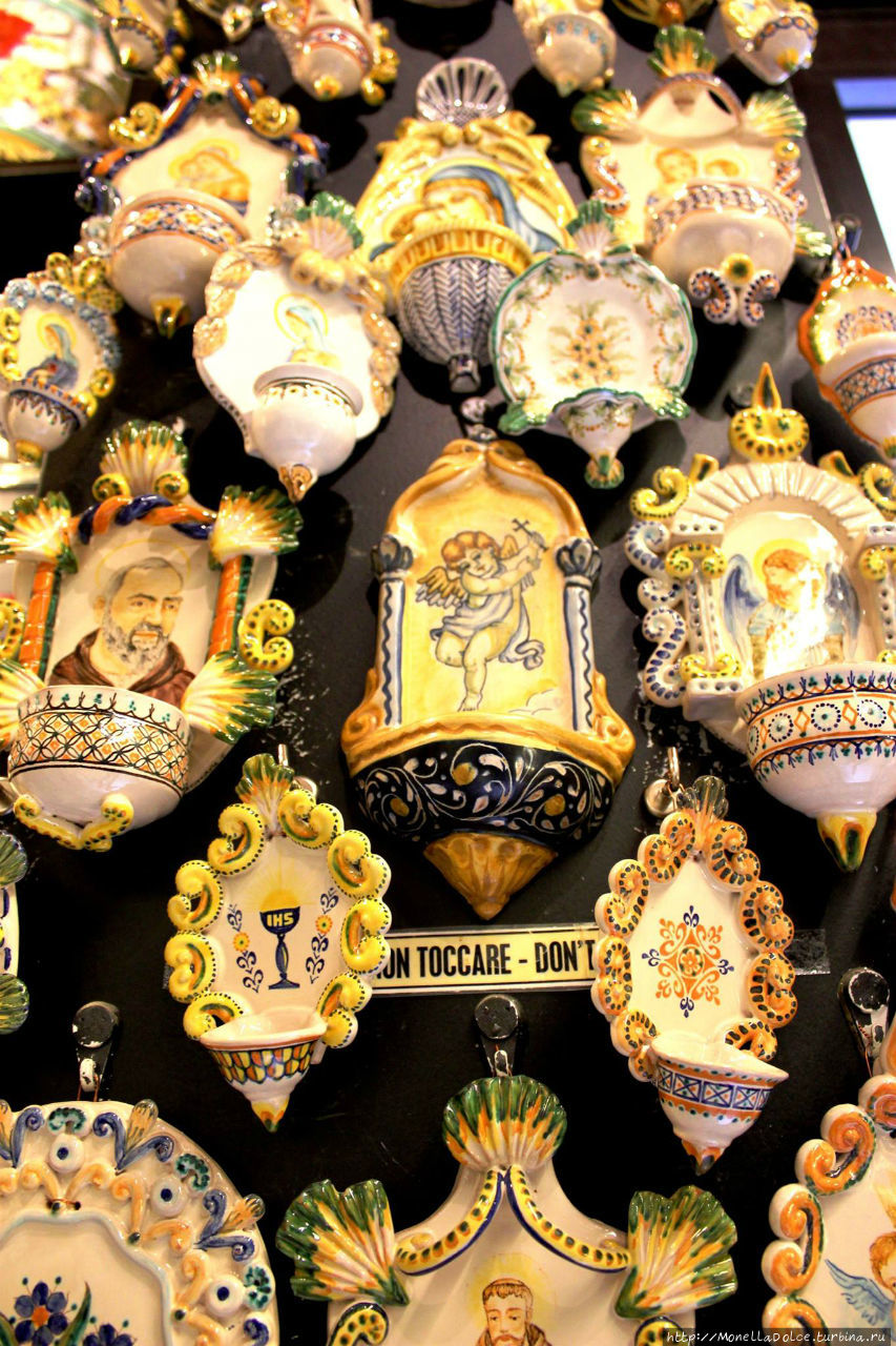 Магазин керамики Козепрециозе Баньо-Виньони, Италия