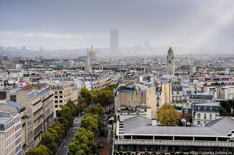Это был шок! Представляете, вы не собирались никуда подниматься, не думали и не ожидали увидеть такое, а тут раз — и солнце пробивается сквозь облака и туман, освещая прекрасный Париж.
Монпарнас, словно серый кардинал следит за старинными постройками. Париж, Франция