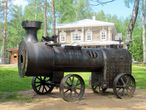 А сразу за Николай Васильевичем — локомобиль. Сия паровая установка 19-го века использовалась в качестве привода для молотилок, мельниц и прочей сельскохозяйственной техники.