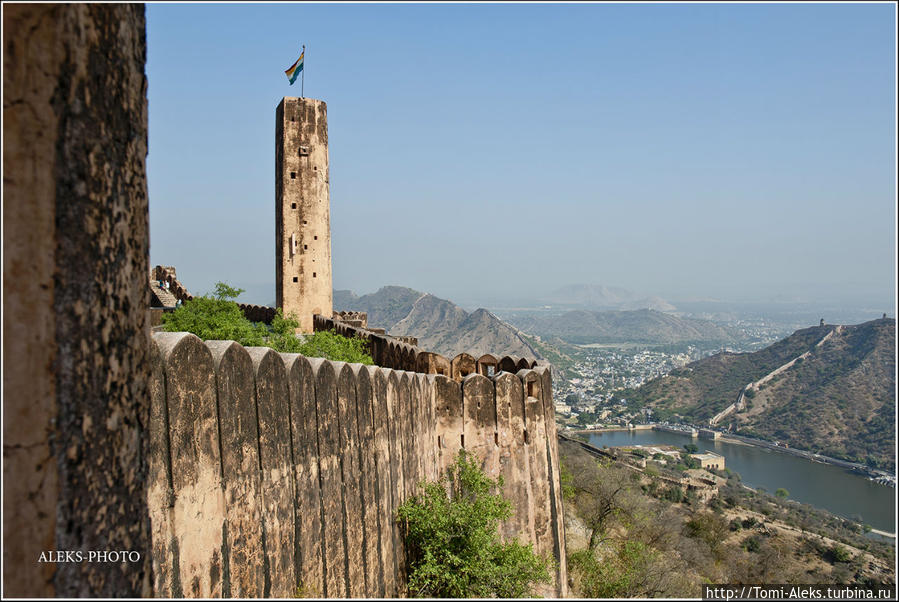 Эта башня — самая высокая точка крепости. Ее мы видели еще на первых фотографиях издалека, когда были внизу...
* Джайпур, Индия