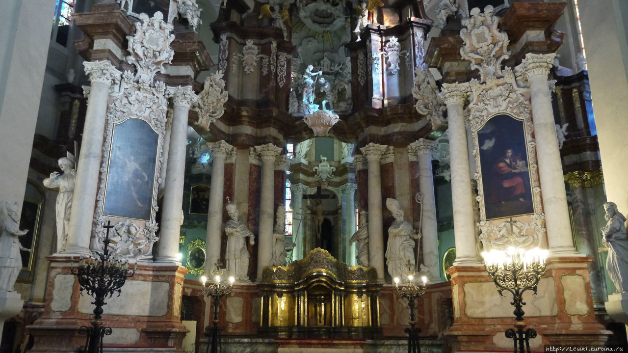 Главный алтарь размещается между колонн, у которых установлены скульптуры Иоанна Златоуста, святого Августина, папы римского Григория Великого, святого Ансельма. Вильнюс, Литва