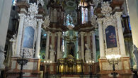 Главный алтарь размещается между колонн, у которых установлены скульптуры Иоанна Златоуста, святого Августина, папы римского Григория Великого, святого Ансельма.