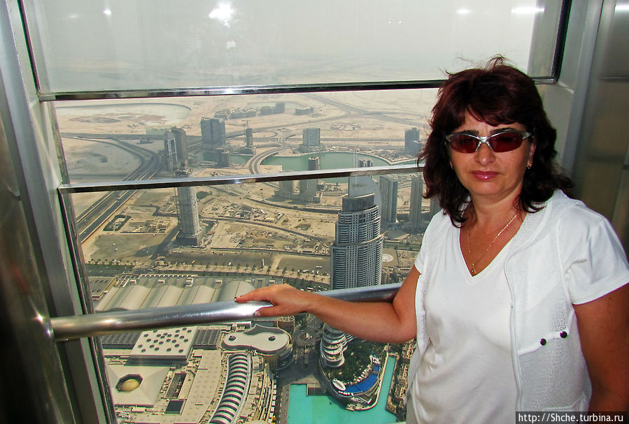 Моя жена, умничка, показала, что есть широкая щель в стекле, куда легко можно просунуть камеру Дубай, ОАЭ