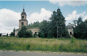 В 2004 году о реставрации похоже еще не думали, так и заростал потихоньку храм в с.Архангельское.