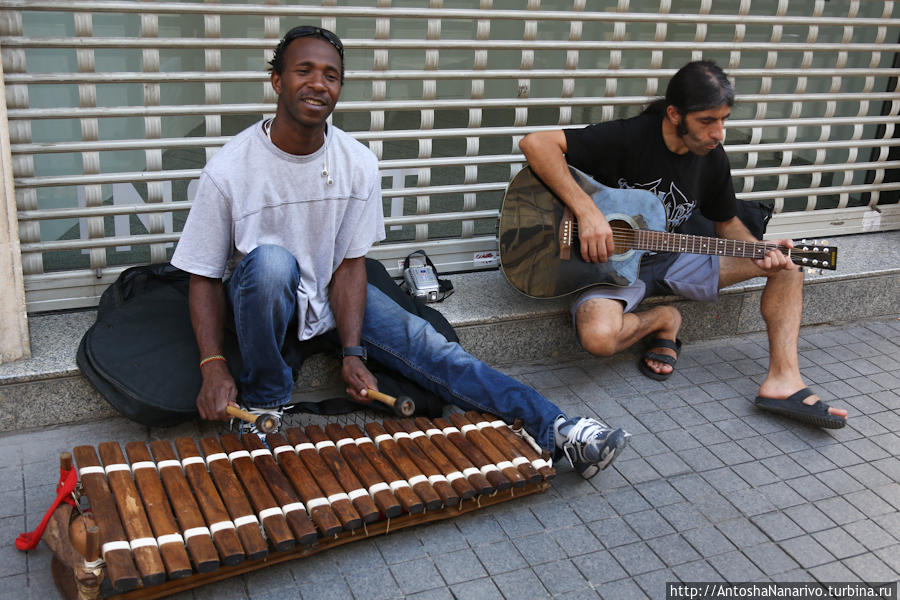 Хлопец из Гвинеи с балафоном и гитарист. Стамбул, Турция