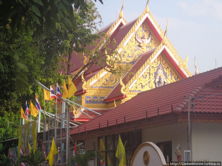 Посещение вата Маха Путтарам в конце учебного дня Сисакет, Таиланд