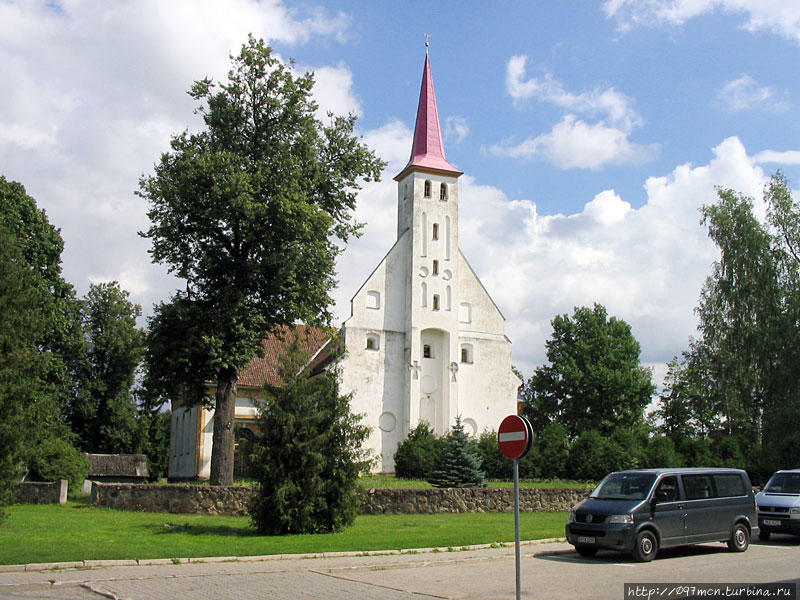 В центре города. Церковь Пылва, Эстония