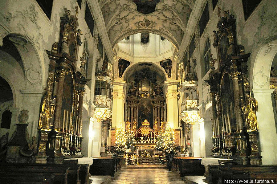 Отдельные части аббатства и монастырский собор открыты для посещения туристами. Зальцбург, Австрия