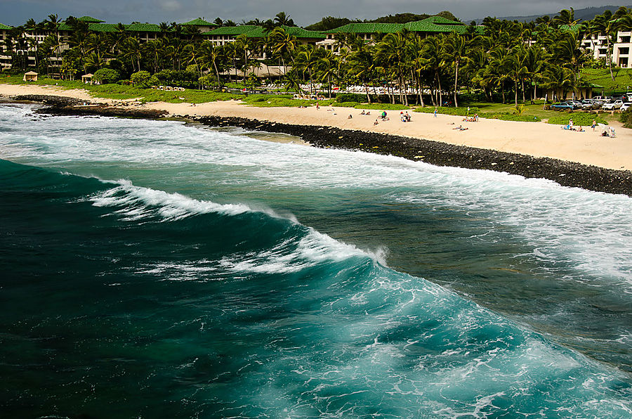 Зимой на Гаваях почти везде большие волны. Ветрено. Пойпу, CША