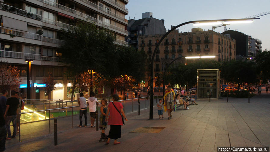 Не разобравшись в маршрутах автобусов, решили в центр добраться на метро. На фото — вход на одну из станций метрополитена, но фотографировал я, если честно — фонарный столб... Уж очень мне его конструкция понравилась. ) Барселона, Испания