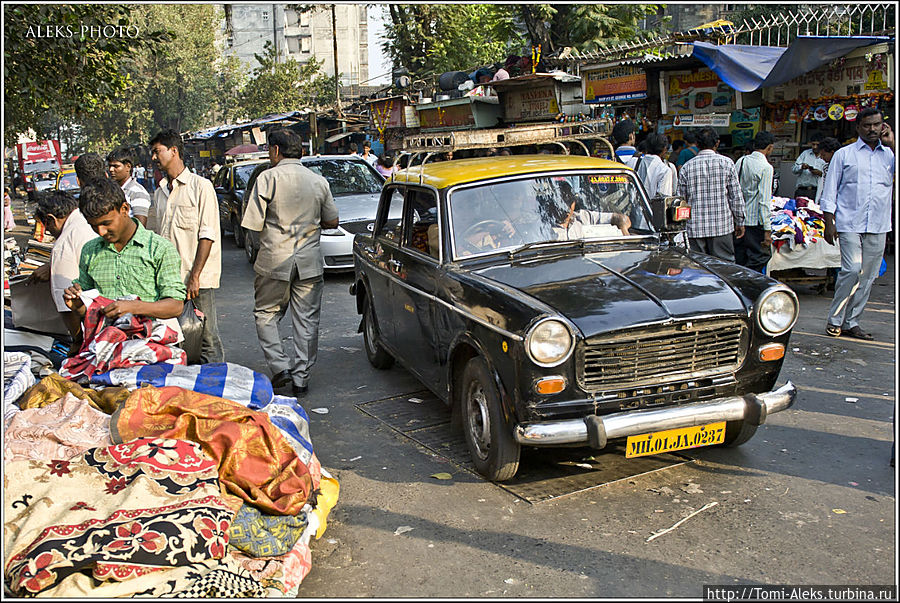 Торговля у вокзала — дело святое...
* Мумбаи, Индия