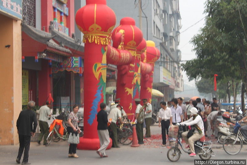 Праздничное настроение людям создают с помощью красных украшений Кайфэн, Китай