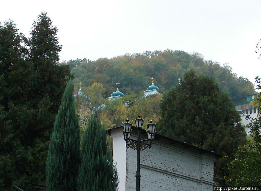 Фрагмент монастырской ограды  (XIX в.) Святогорск, Украина