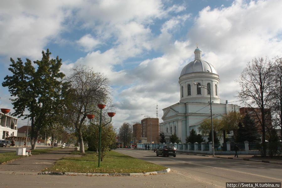 На улице Ленина стоит Покровский собор Озёры, Россия