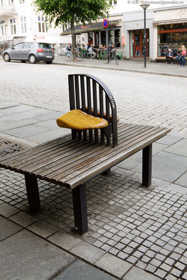 12. Странная скамейка. Ума не приложу, для чего предназначена штуковина в её центре. Берген, Норвегия