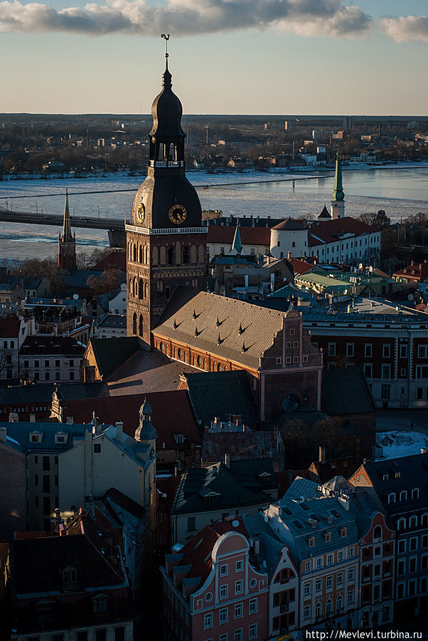 На башне Церкви Св.Петра Рига, Латвия