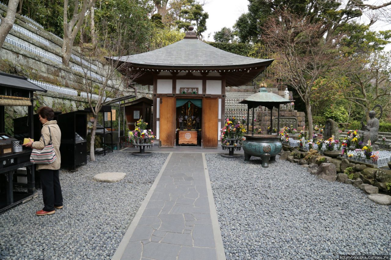 Небольшой зал посвященный божеству Дзидзо-босацу Камакура, Япония