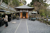 Небольшой зал посвященный божеству Дзидзо-босацу