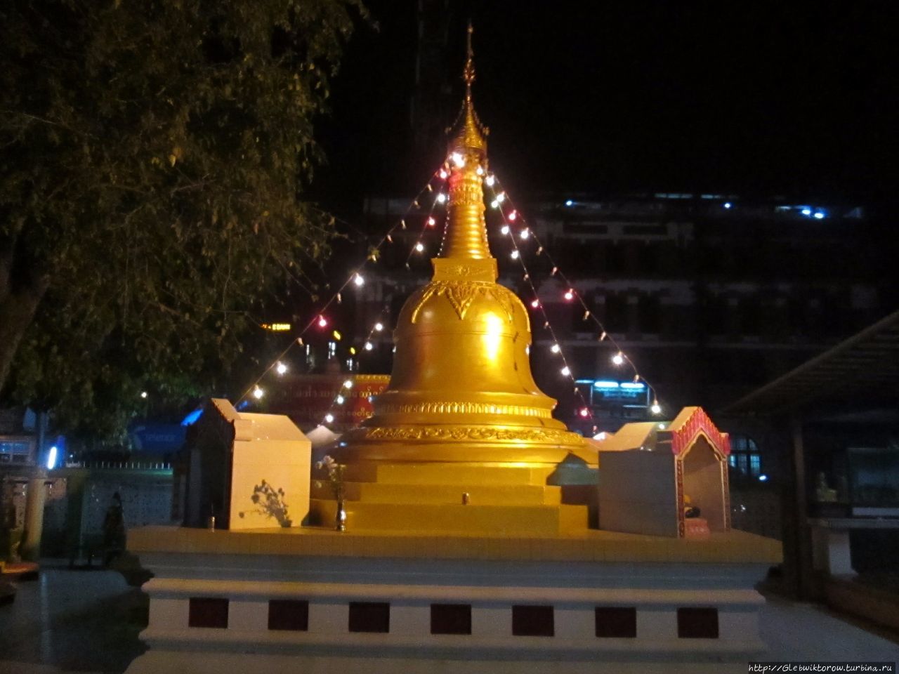 Посещение храма индуистов после заката Янгон, Мьянма