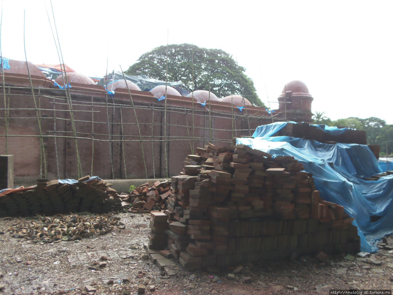 Активно идет реставрация — ремонт мечети. Багерхат, Бангладеш