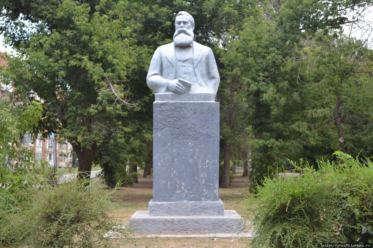 Памятник Фридриху Энгельсу Приволжский, Россия