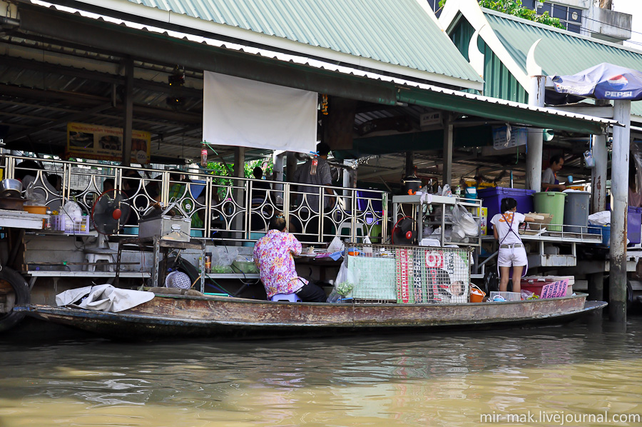 Причем, еду продают с нескольких лодок, видимо, каждая из них предлагает свое меню. Бангкок, Таиланд