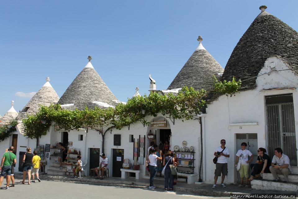 Исторический центр города  Alberobello (UNESCO ) Альберобелло, Италия