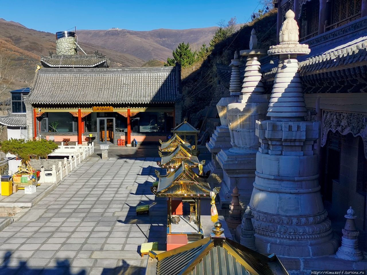 Заключительный день на священной буддийской горе Утайшань Священная Гора Утайшань, Китай