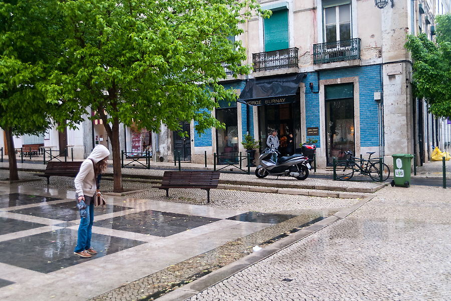 В Лиссабоне бывают огромные лужи. Справедливости ради, стоит отметить, что они чистые и прозрачные.